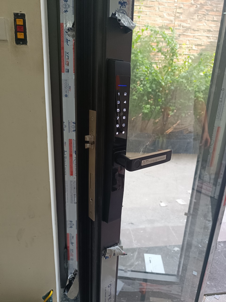Khóa vân tay cửa nhôm