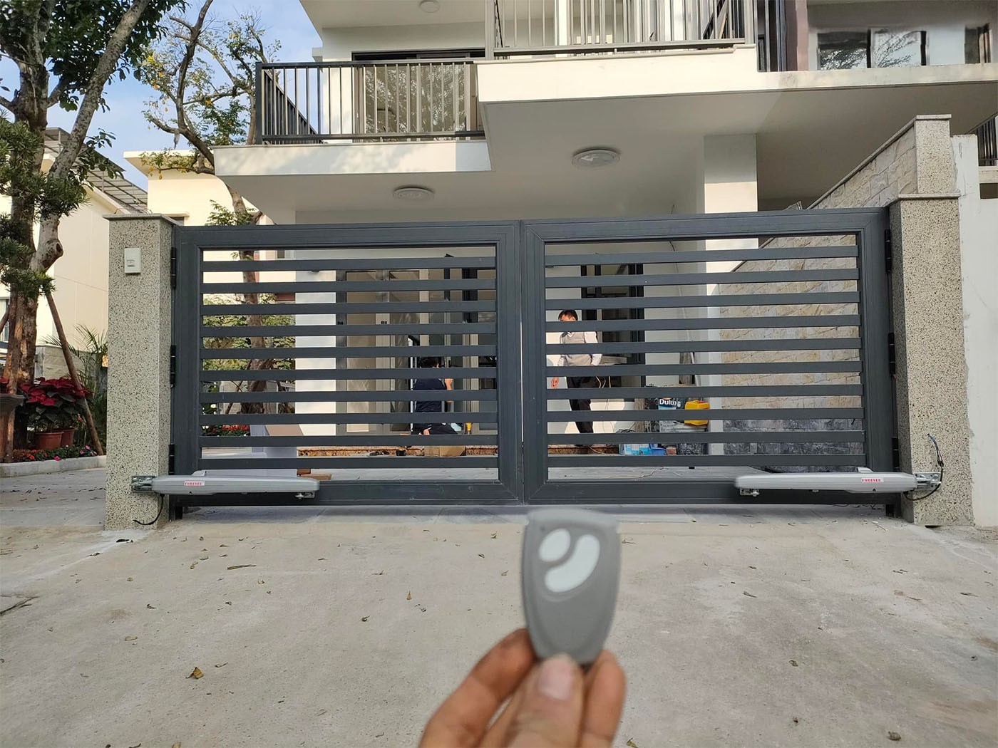 AZ Smarttech chuyển lắp đặt cổng tự động, đảm bảo thi công đúng kỹ thuật
