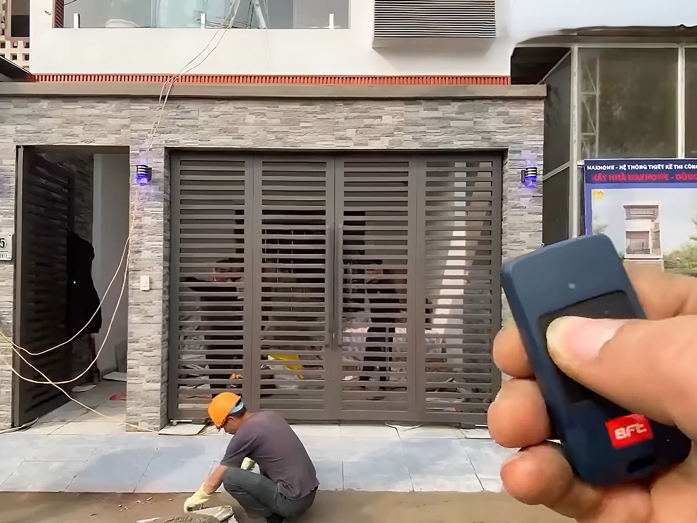 Dễ dàng điều khiển cổng tự động âm sàn BFT ELI AC A40 đóng mở qua remote