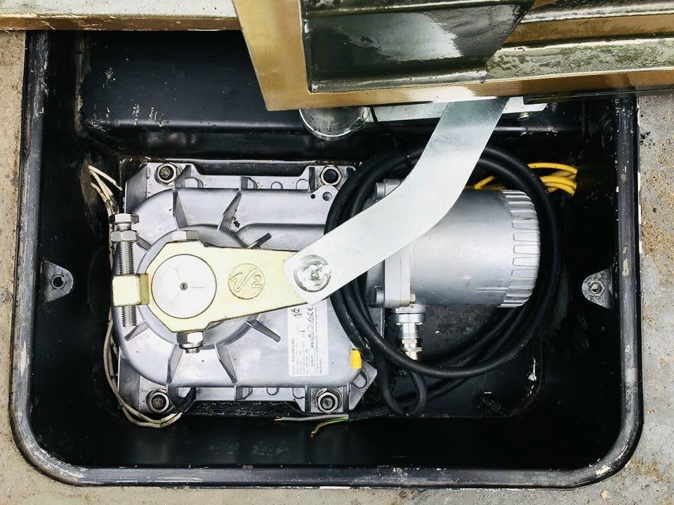 Động cơ cổng tự động âm sàn khi lắp trong hộp đế