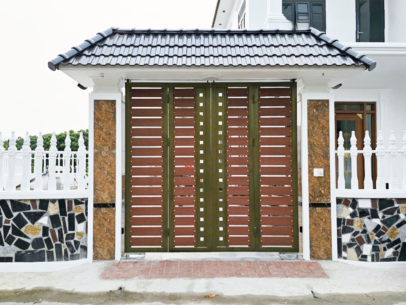 Hình ảnh cổng tự động âm sàn Vulcan V2 nhìn từ phía trước
