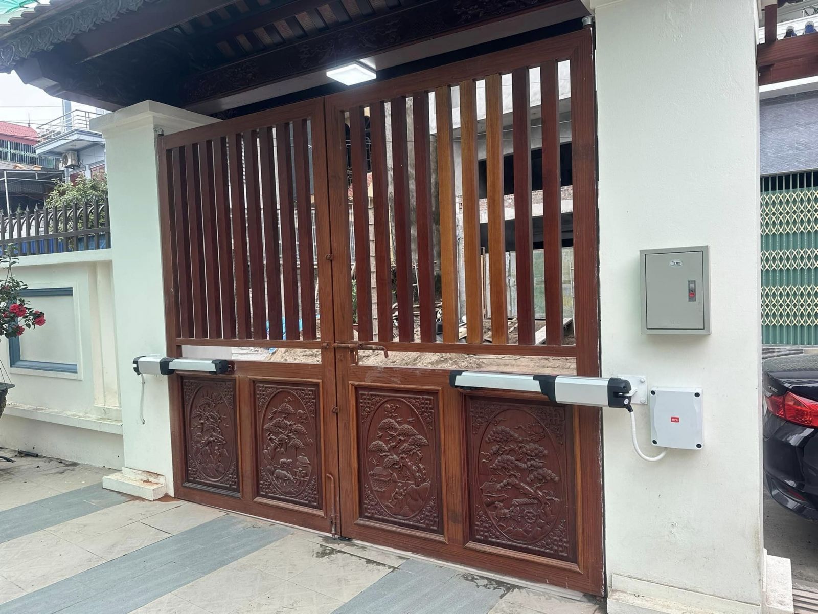Lắp đặt cổng tự động tay đòn lên cánh cổng mở 4 cánh